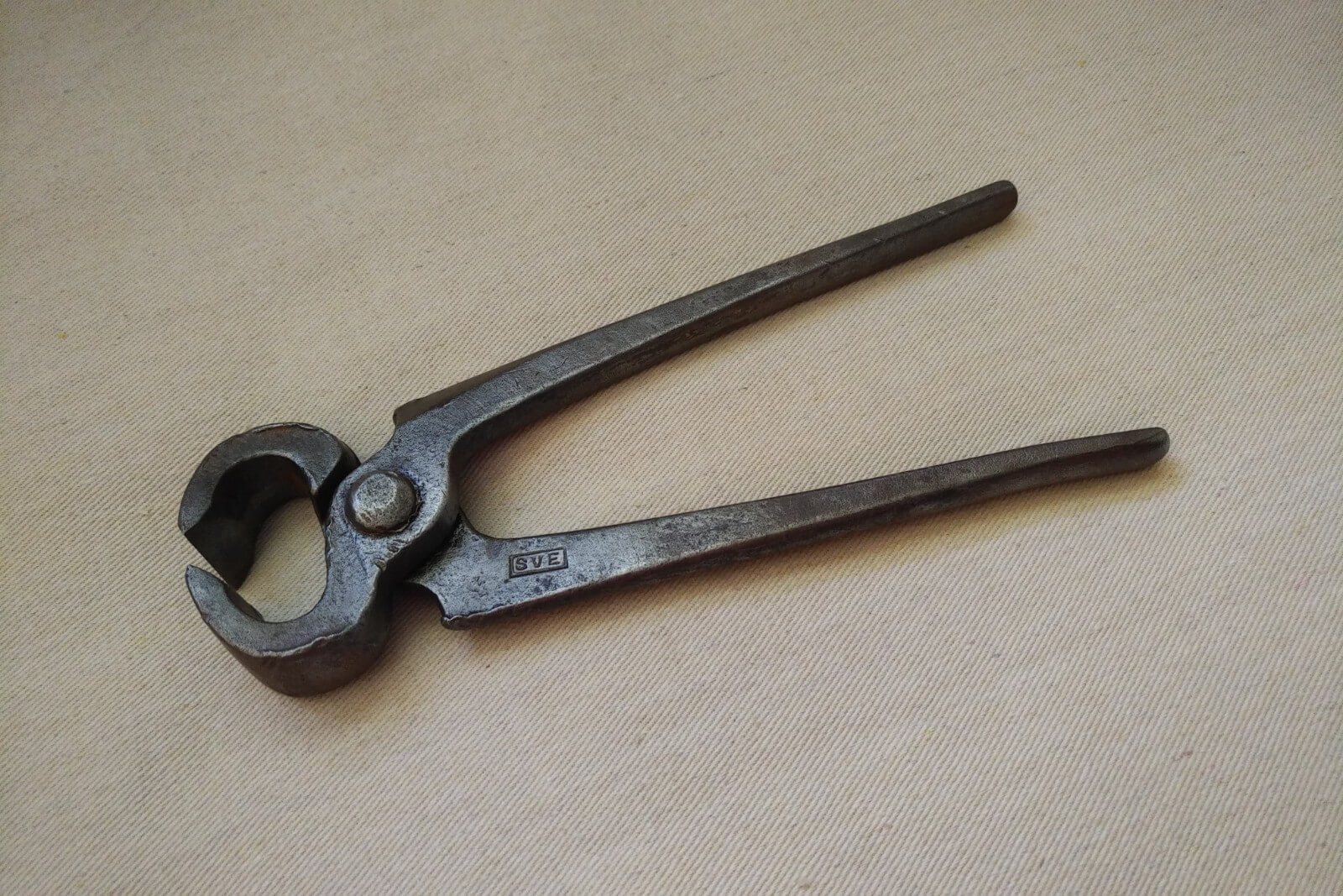 Vintage Blacksmith Curved Jaw Cutting Pliers Nail Puller Nippers Sweden