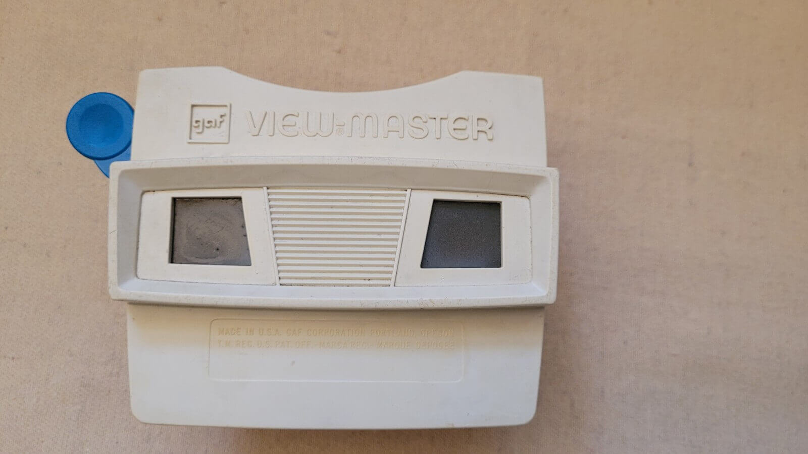 Vintage 70s GAF View-Master reel viewer, red and white color and blue handle