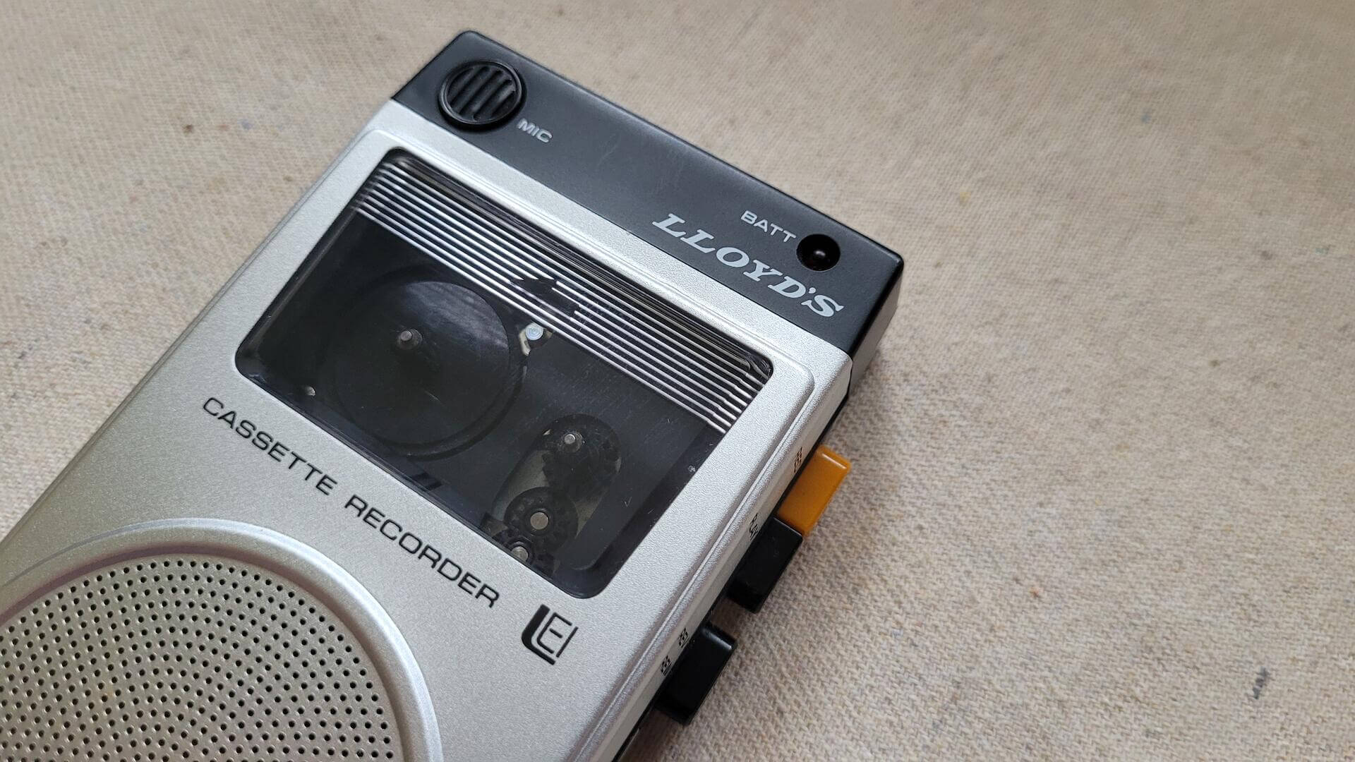 lloyd-electronics-international-cassette-mini-tape-recorder-model-v916-made-in-japan-collectible-vintage-electronics