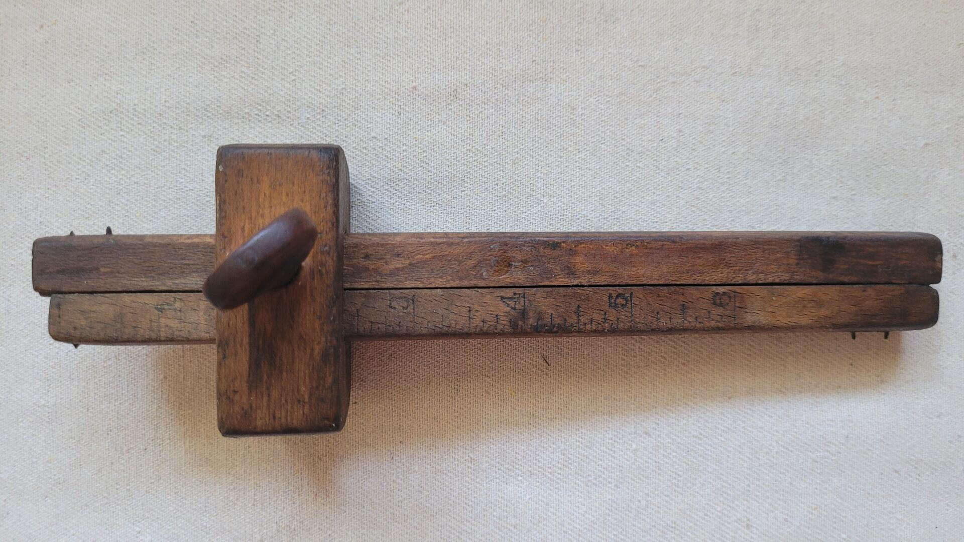 antique-wooden-multi-arm thumb-locking-screw-mortise-marking-gauge-vintage-woodworking-and-cabinet-making-marking-and-measuring-collectible-hand-tools