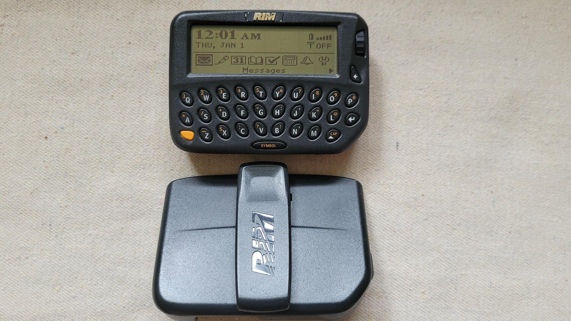 blackberry-research-in-motion-rim-950-interactive-two-way-pager-pda-wit-original-holster-and-charging-station-vintage-canadiana-and-collectible-electonic-device