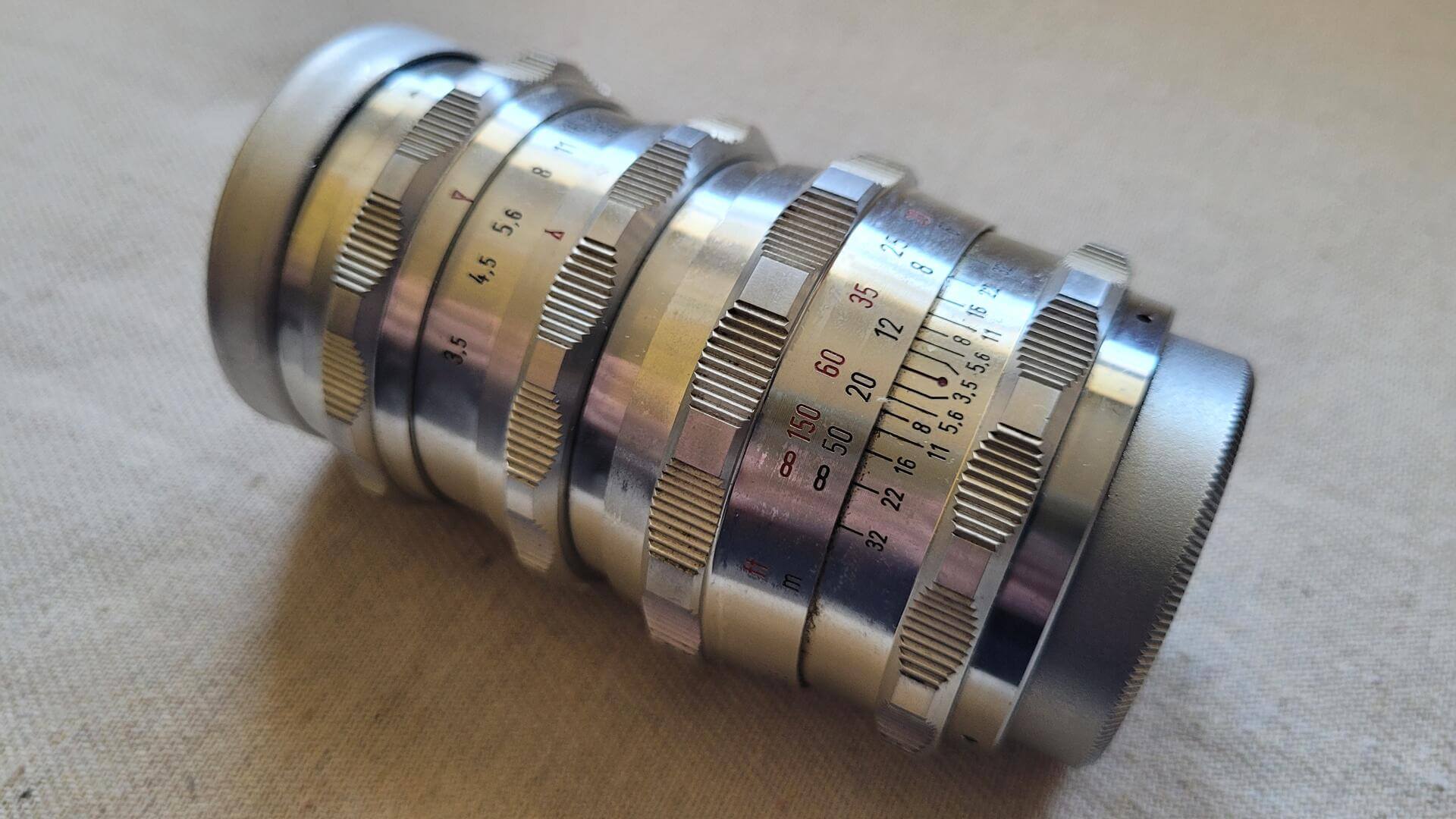 Fine vintage Albert Schacht 135mm f/3.5 Travenar telephoto lens s/n 26096 manufactured between 1948 and 1954 in Munchen. Rare MCM made in Germany collectible manual focus photography equipment accessory for a 35mm SLR system with M42 screw mount.