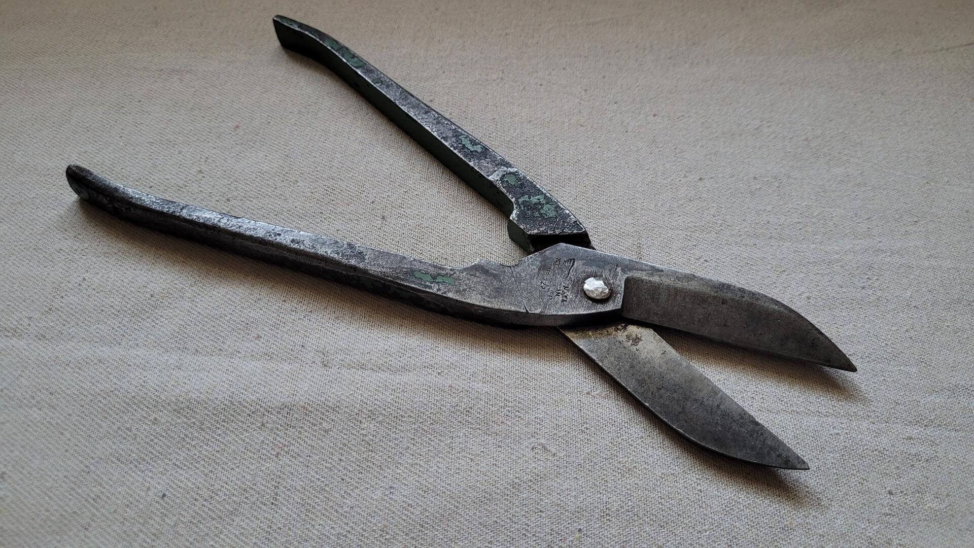 Vintage Footprint No. 220 tin snips and shears with solid clean ergonomic design. Rare antique made in Sheffield England collectible cutting tools ready for metals