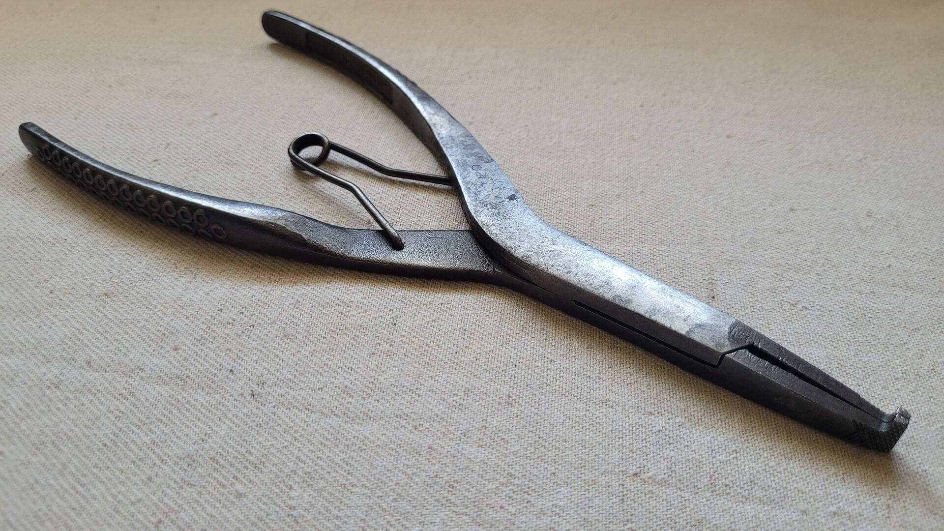 Beautiful vintage Forged Steel Products Company Vacuum Grip No. 70-A retaining grip pliers with patterned handles. Antique made in USA collectible specialty mechanic tool that was sold under the Snap-on Tools brand