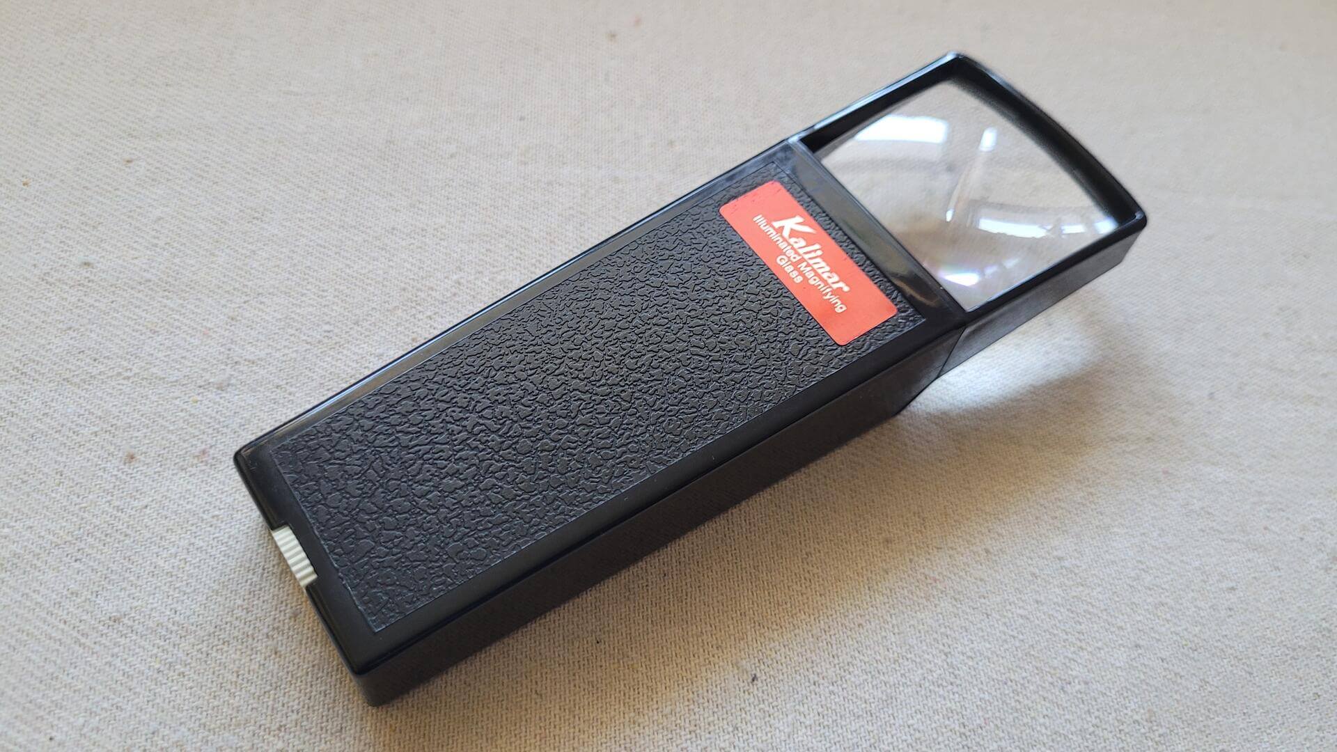 Rare vintage Kalimar Japan handheld illuminated magnifying glass in original case. Retro made in Hong Kong collectible office gadget and map reading tool ideal for artists, engineers, hobbyists, photographers, stamp collectors.