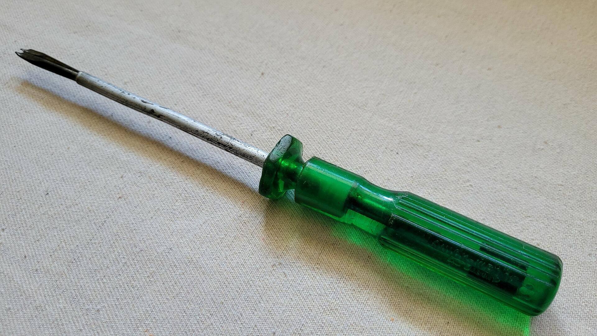 Rare vintage Quick-Wedge No. 1836 screw holding slot screwdriver 10 inches long and green handle. Antique Salt Lake City Kedman Company made in USA collectible hand tools