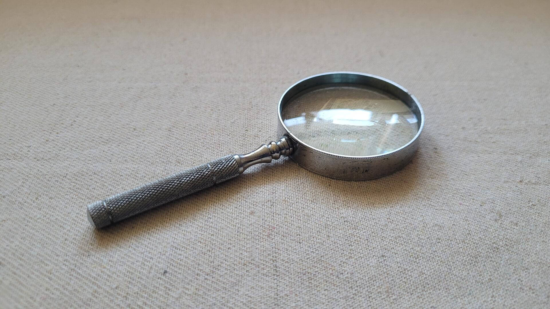 magnifying-glass-5-inch-knurled-stainless-steel-handle-2-inch-lens-antique-vintage-collectible-desktop-office-visual-aid-tools