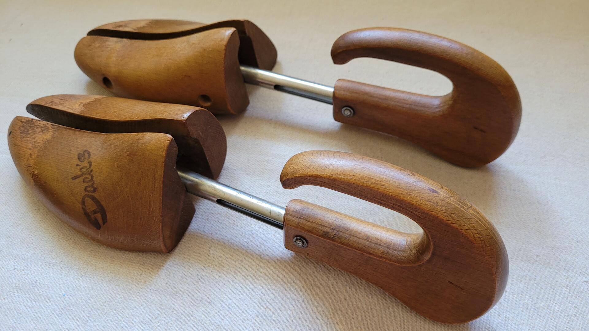 Nice pair of rare vintage Dack's split toes wooden stretcher tree size 10-11 by Matthew Dack, most prestigious and recognized Canadian luxury men’s footwear brand. Antique collectible made in Canada cobbler shoe shaping tools and accessories