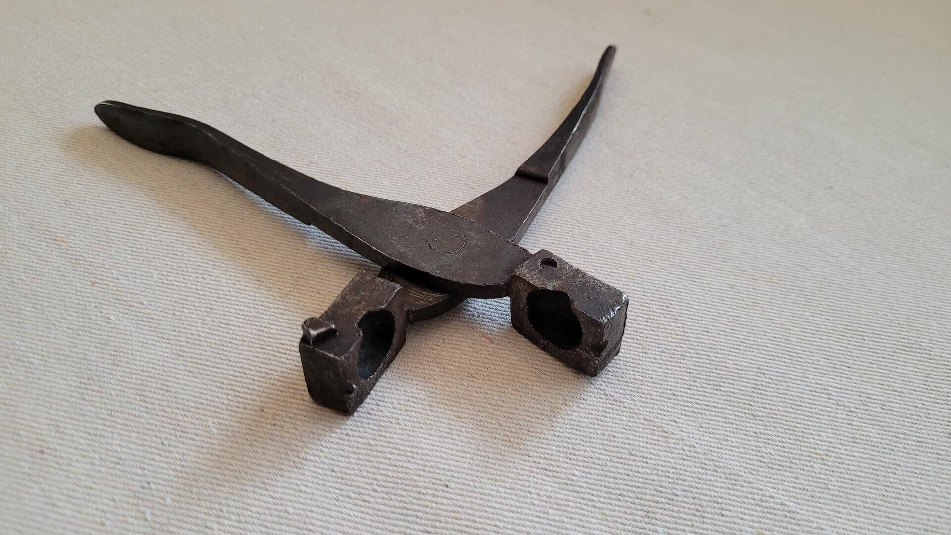 Rare vintage blacksmith lead musket ball pliers 7 inches long. 19th century primitive collectible forging hand tools and war memorabilia