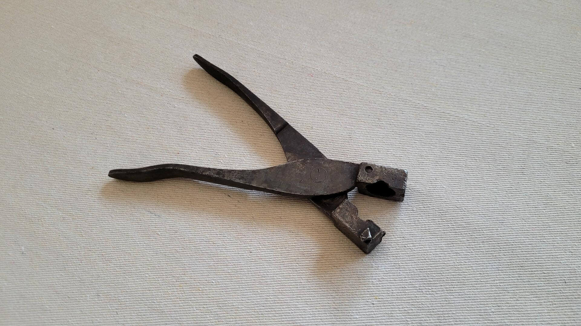 Rare vintage blacksmith lead musket ball pliers 7 inches long. 19th century primitive collectible forging hand tools and war memorabilia