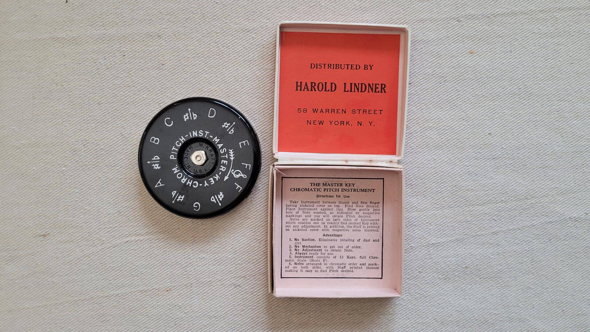 Vintage Linder 14 keys chromatic pitch pipe instrument model a-440 The Master Key by W. Kratt. Antique made in USA music tool and accessory with original red box and retro black and chrome metal design