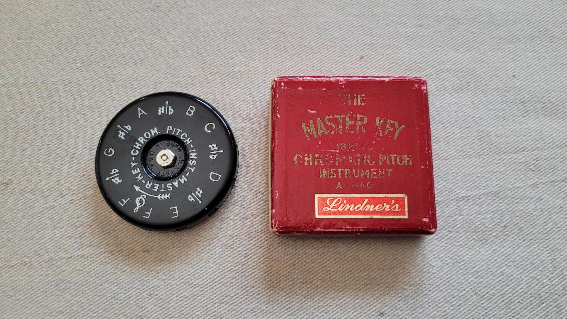 Vintage Linder 14 keys chromatic pitch pipe instrument model a-440 The Master Key by W. Kratt. Antique made in USA music tool and accessory with original red box and retro black and chrome metal design