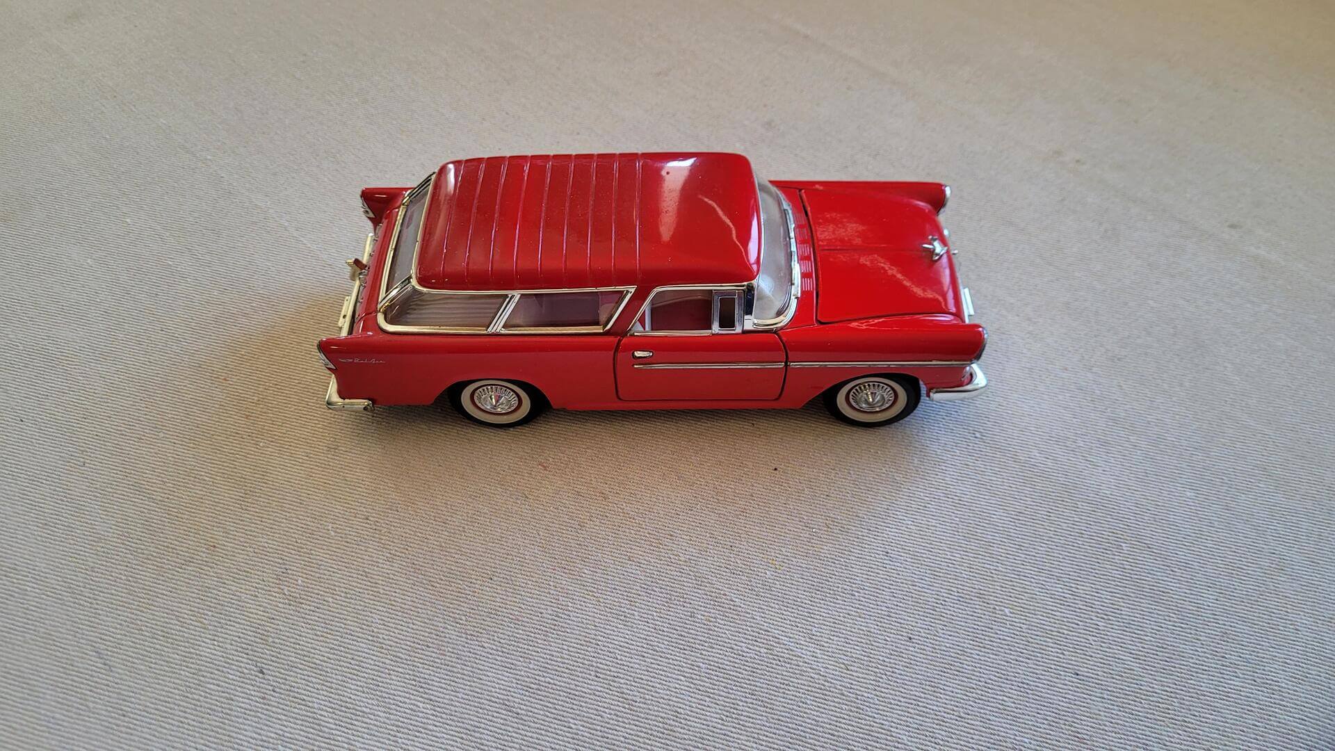 1955-red-chevy-bel-air-nomad-1:24-scale-diecast-model-car-retro-collectible-toy-metal-diecast-car-models-top-view