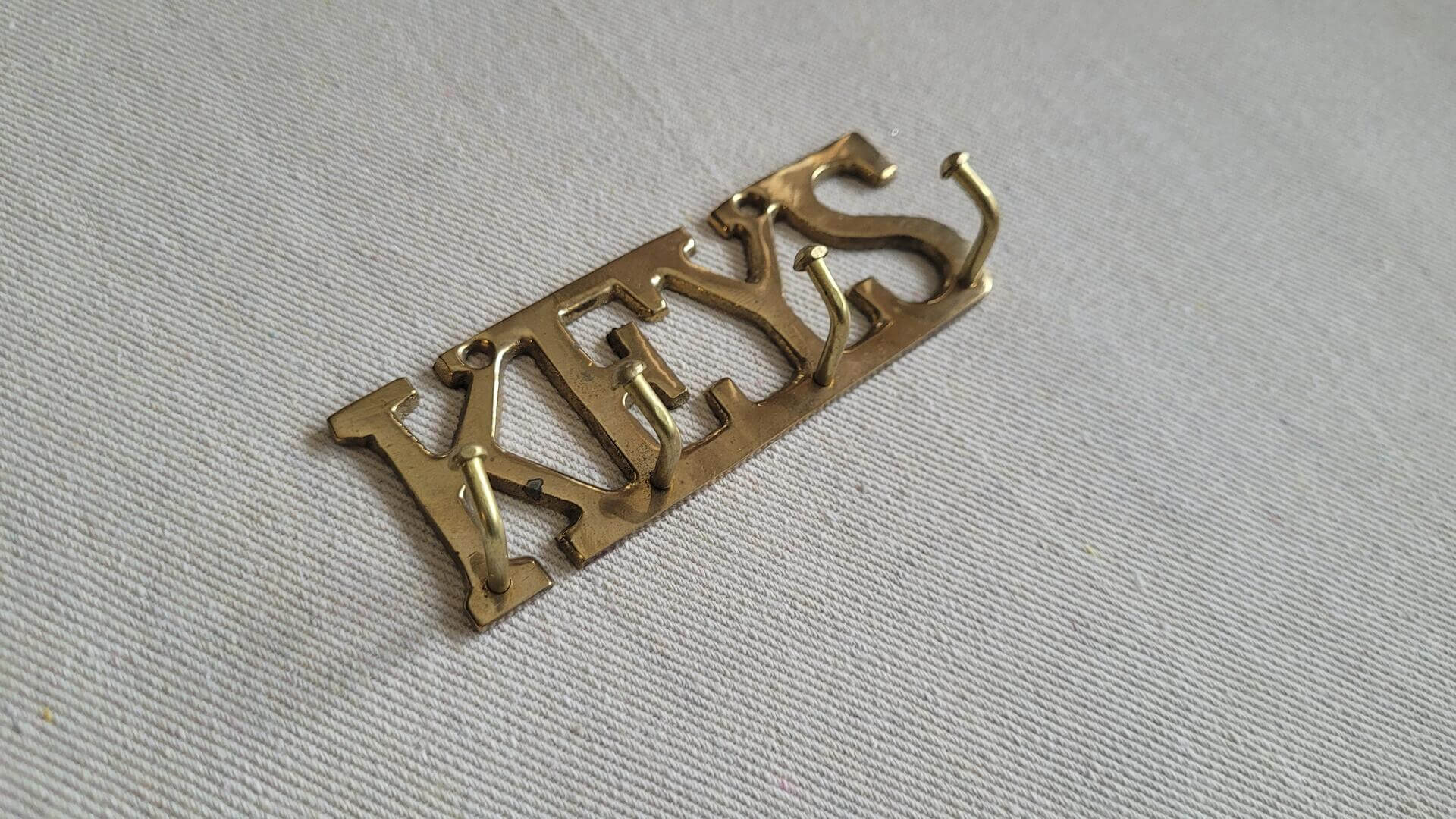 Vintage solid brass wall mount “KEYS” keyhook with holes for screws and 4 hooks to hang keys on. Retro collectible wall decor and house decorative accessories