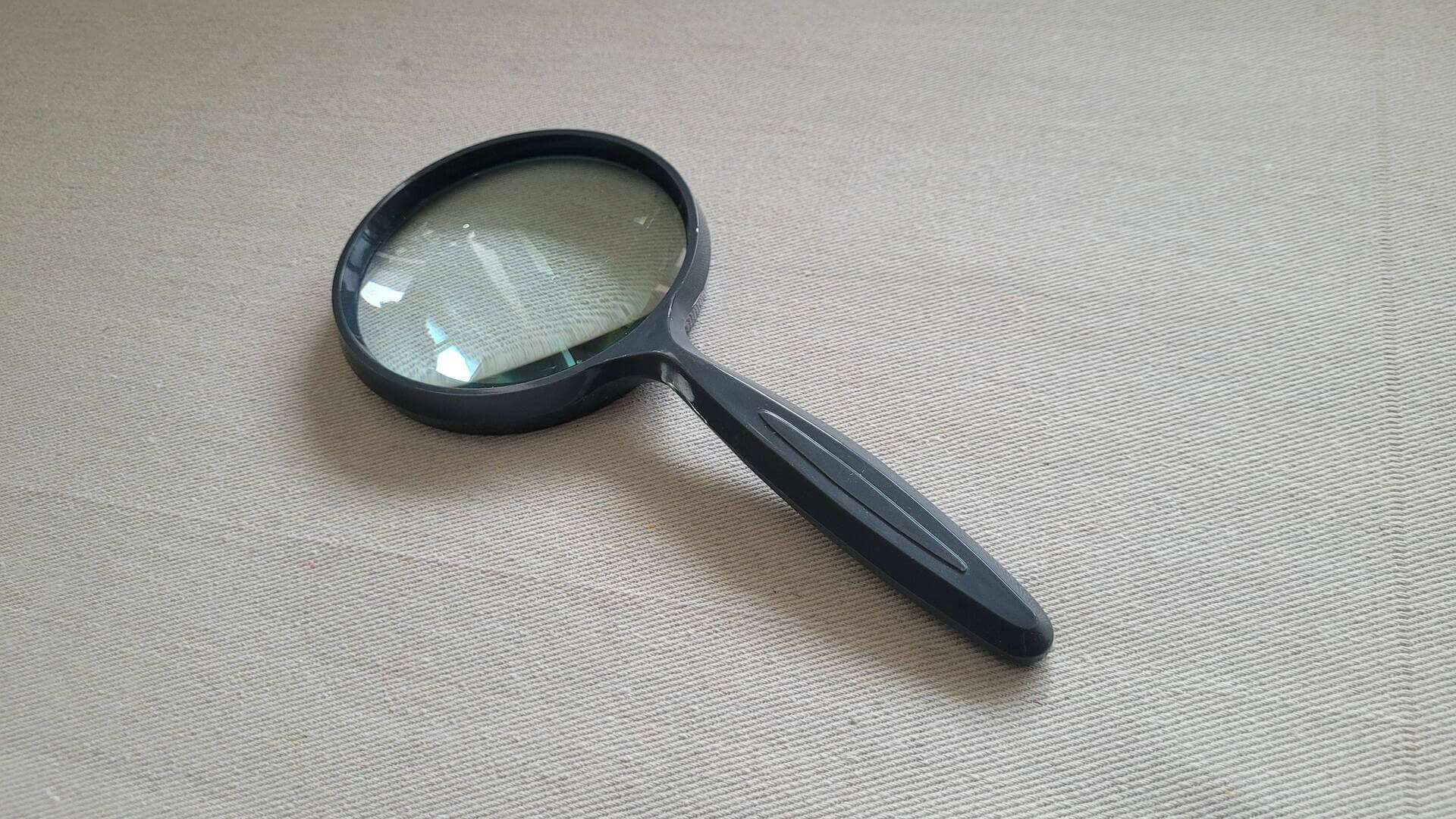 Reading magnifying glass with ergonomic curved handle, 3 inch lens, and original box. Vintage well designed and sturdy optical magnifier tool