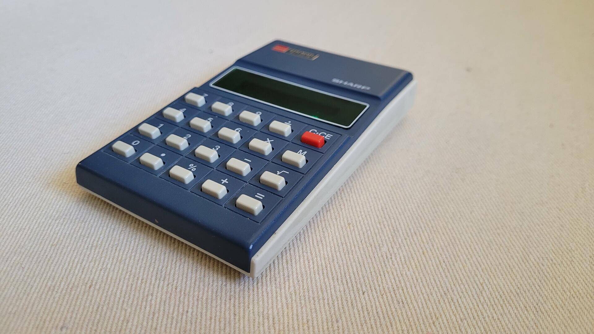 Retro 1970s Sharp Elsi Mate EL-201S arithmetic calculator with 8 digits precision and algebraic logic. It has 6 functions, 20 keys, and a VFD (vacuum fluorescent) display. The power source is 2xAA. Vintage made in Japan collectible electronic and scientific tools and equipment.