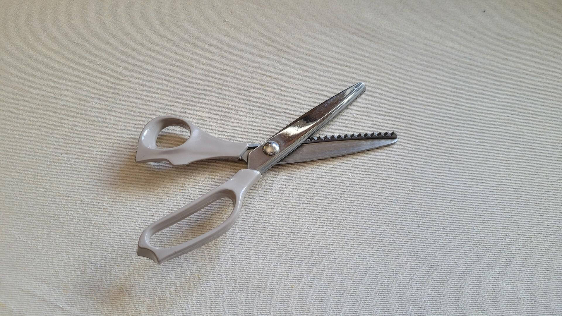 Tailorform stainless steel dressmaker and tailor pinking shears scissors 8 inches long. Vintage made in Korea quality sewing and upholstery fabric cutting tools