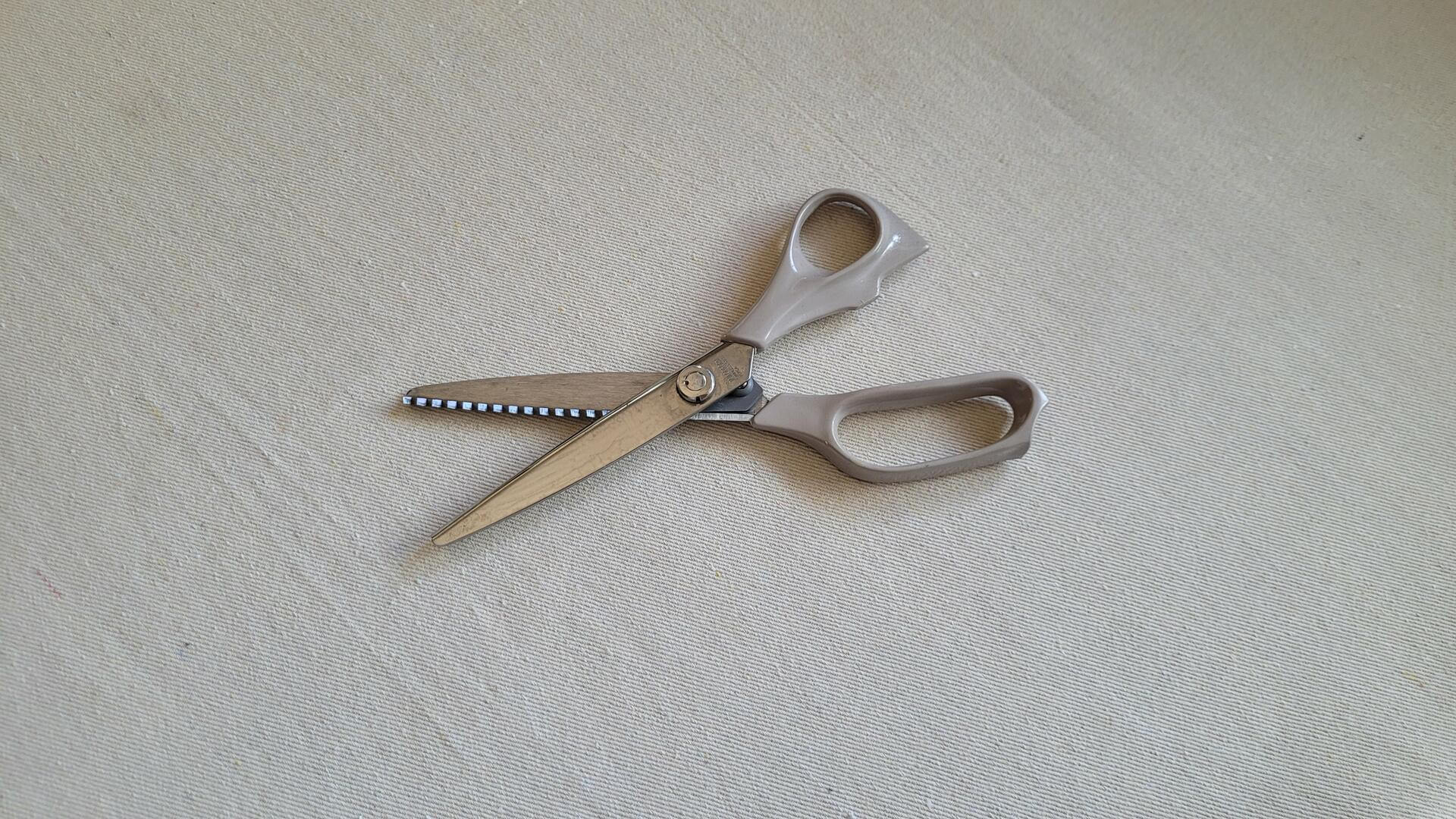 Tailorform stainless steel dressmaker and tailor pinking shears scissors 8 inches long. Vintage made in Korea quality sewing and upholstery fabric cutting tools