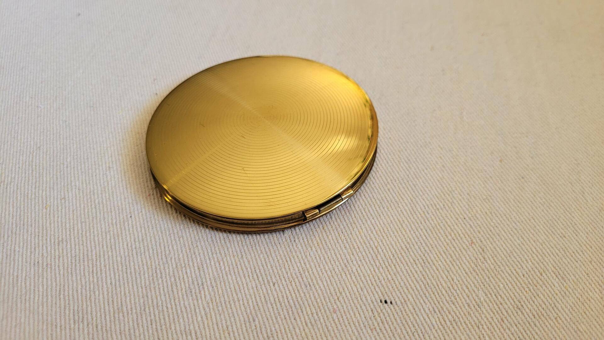 pygmalion-powder-compact-queen-elizabeth-brass-rare-vintage-made-in-england-mcm-compact-vanity-fashion-cosmetics-collectible-back