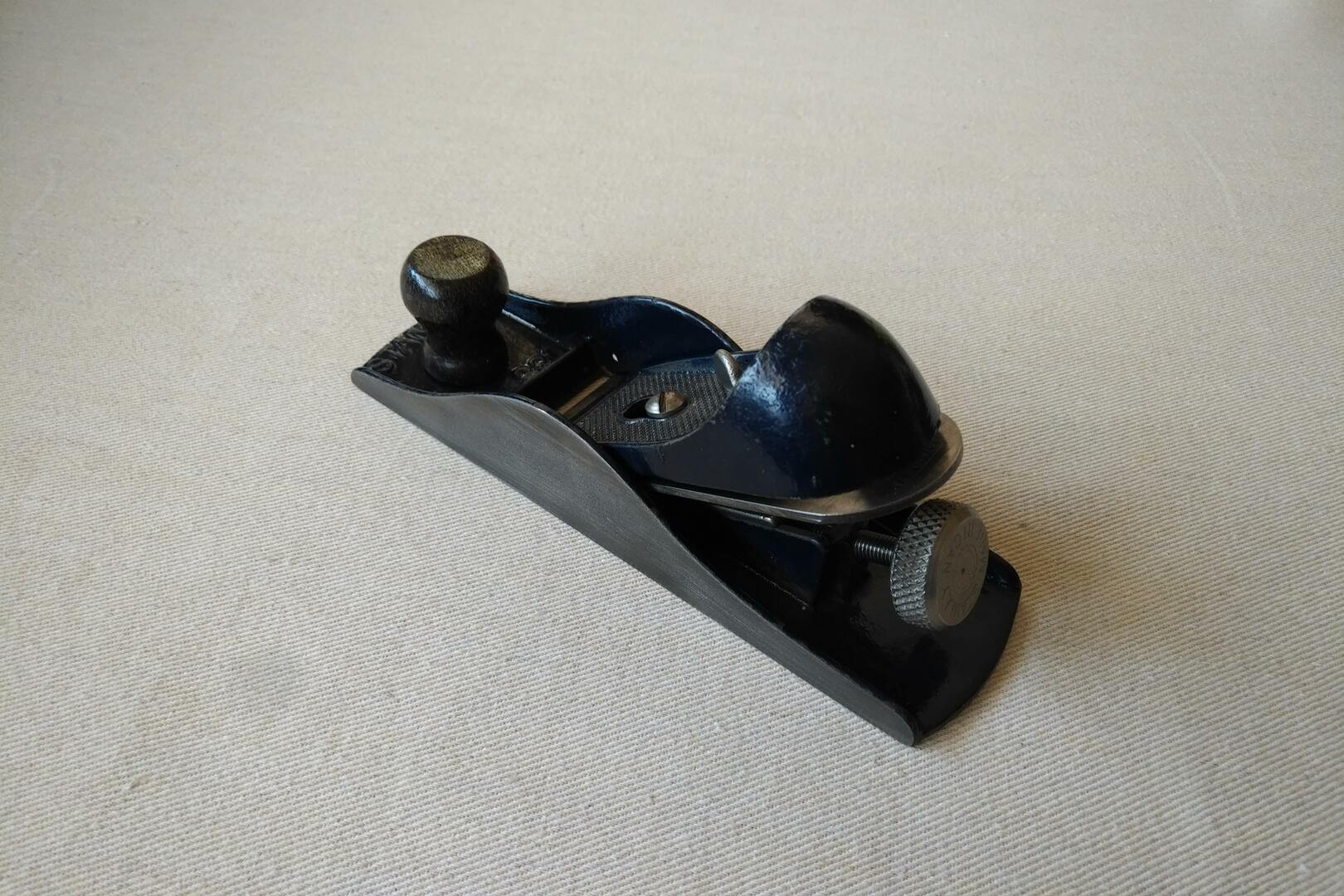 Vintage Stanley No. 220 adjustable block wood plane blue colour & rosewood knob. Antique made in Canada collectible carpentry cabinet maker edge hand tools