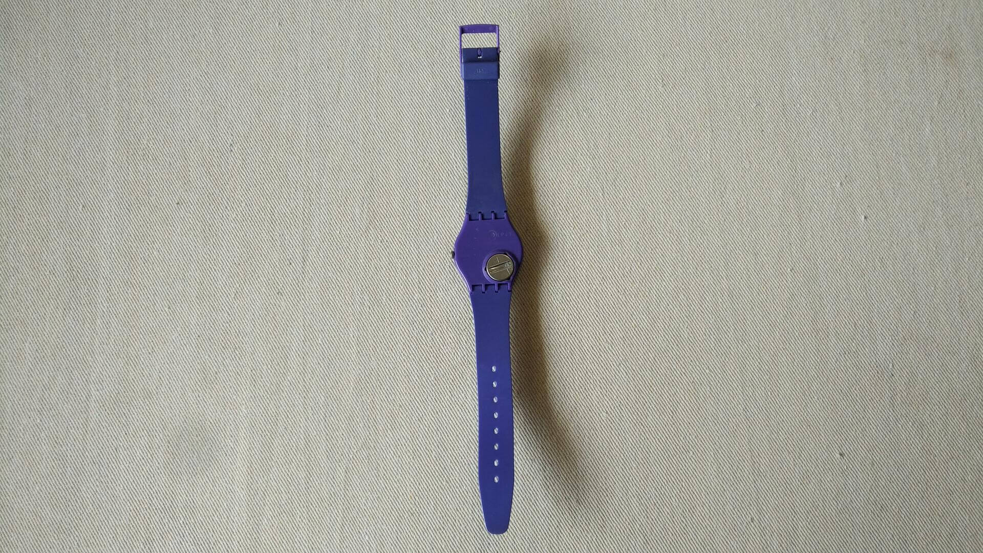 Nice purple white Swatch Wathch 2009 Callicarpa Vichy GV121 34mm diameter. Vintage made in Switzerland collectible Swatch wrist watch