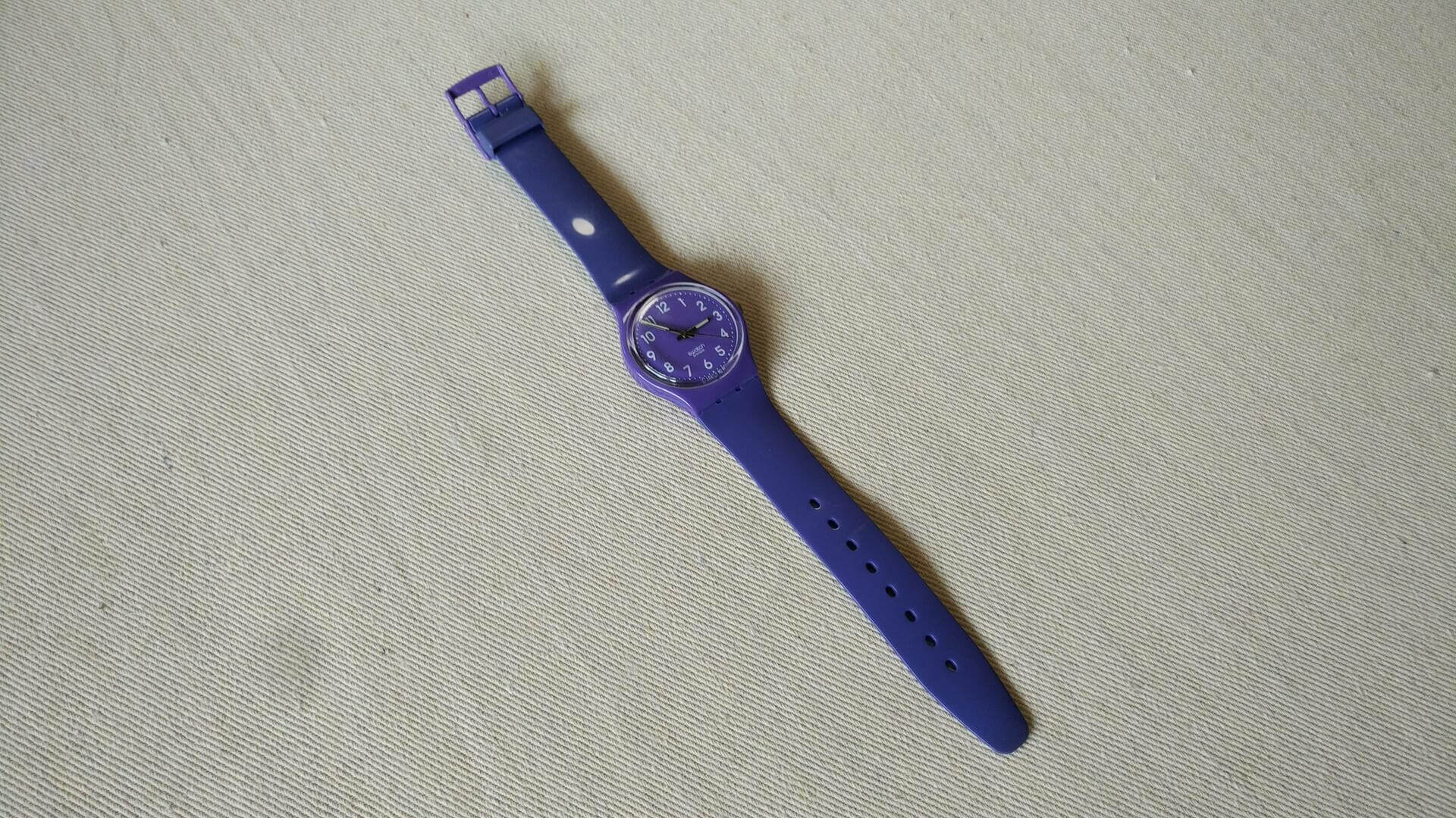 Nice purple white Swatch Wathch 2009 Callicarpa Vichy GV121 34mm diameter. Vintage made in Switzerland collectible Swatch wrist watch